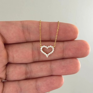 Collier délicat en moissanite chrétienne en forme de cœur, pendentif en or en forme de cœur, cadeau de fête pour femmes - Product Image 2