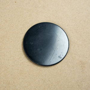 Autocollant rond poli en shungite pour téléphone, 1,6 po (40 mm) - Product Image 4