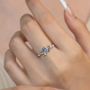 Anillo de compromiso de plata con topacio azul azurado de Hallmark Fine Jewelry, chapado en rodio, material de platino, piedra tallada. - Product Image 1