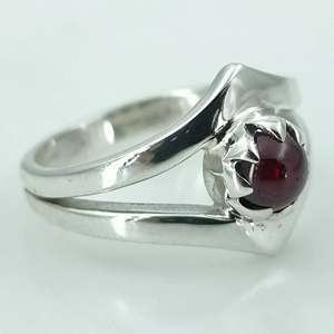 Anillo Boho con Piedra de Nacimiento de Enero, Hecho a Mano en Plata de Ley 925 con Granate de Corte Ovalado, Regalo Perfecto para su Cumpleaños o Aniversario - Product Image 1