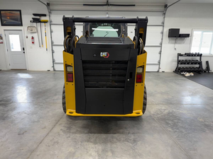 รถตักล้อยาง CAT 242D3 สำหรับงานหนัก เครื่องจักรขนาดกะทัดรัดสำหรับงานก่อสร้าง การเกษตร และงานขนย้ายวัสดุอุตสาหกรรม - Product Image 3