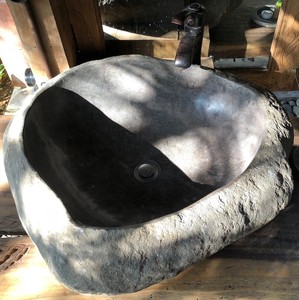 Lavabo de Piedra de Río Natural Ovalado de un Solo Orificio con Diseño Tradicional para Villa u Hotel - Product Image 1