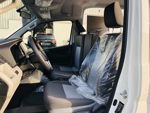 Fourgonnette d'occasion 2018 HIA-CE HI ROOF CARGO >8L V6 BLANCHE Faible Kilométrage Sièges en Cuir Intérieur Clair - Product Image 2