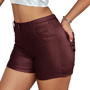Shorts en cuir oversize à taille élastique pour femme avec poches latérales – Modèle baggy sans coutures - Product Image 3