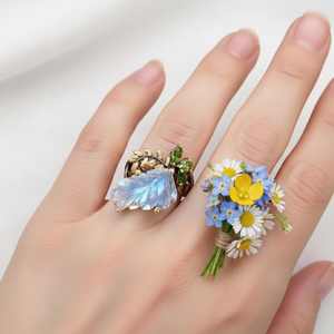 Anillo de Boda de Rodio con Piedra Lunar Arcoíris Tallada, Diseño Expansivo, para un Estilo Audaz y Elegante, Brillo Luminoso, Estilo Clásico Atemporal - Product Image 2