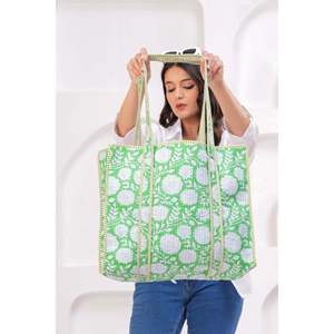 Bolso Tote de Algodón con Estampado Floral Hecho a Mano, Verde y Blanco, Acolchado, con Asa, Ecológico, Cierre Abierto, para Uso Diario - Product Image 2