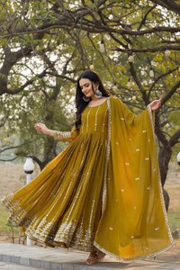Robe de soirée et de mariage au design tendance, en faux georgette, avec broderie lourde de sequins et dupatta brodé de sequins - Product Image 6