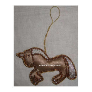 Artesanía India, Impresionante Trabajo con Cuentas y Zari Dorado, Adornos Navideños con Forma de Caballo - Product Image 1