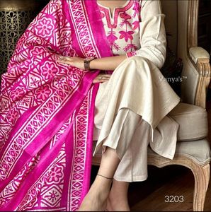 Lourd Designer Sud Coton Handloom Coupe Fil Aari Brodé Travail Kurta Avec Pantalon Et Imprimé Dupatta Ensemble Prêt à Porter - Product Image 3