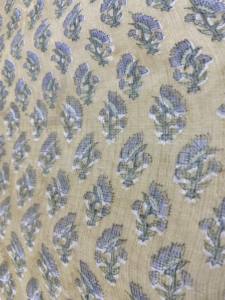 Tela de Algodón Beige Pequeña con Estampado Floral Minimalista Hecho a Mano - Product Image 4