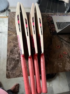 Batte en bois de saule naturel de la meilleure qualité pour le tennis et le cricket disponible à la vente - Product Image 4