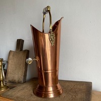 Seau en cuivre pour le stockage du charbon avec éclat poli et corps en métal durable adapté aux intérieurs vintage et aux installations classiques