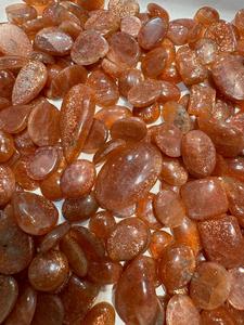 พลอยซันสโตนสีส้มธรรมชาติ รูปไข่ ขนาดฟรีไซส์ แบบคาโบชอง มีการเปลี่ยนสี/เปล่งประกาย สำหรับทำเครื่องประดับ - Product Image 3