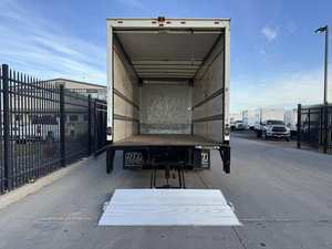 OFERTAS ASEQUIBLES Camión de Caja Silverado 6500HD USADO 2022 - Puerta Trasera Automática, Volante a la Izquierda, Listo para Entrega a Domicilio con Despeje Inmediato - Product Image 3