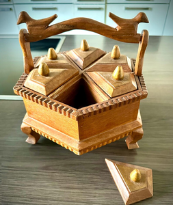 Boîte à épices en bois au design minimaliste pour une cuisine propre et moderne, offrant un rangement fonctionnel des épices - Product Image 3