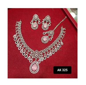 Ensemble collier et boucles d'oreilles en silicone tendance classique Timeless Elegance pour toute occasion - Product Image 1