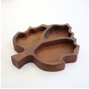 Plateau de service en bois d'acacia en forme de feuille avec compartiments, design minimaliste fait main pour les fêtes - Product Image 1