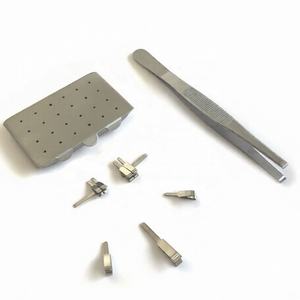 Juego de micropinzas Acland para microcirugía con caja y aplicador de pinzas - Product Image 1