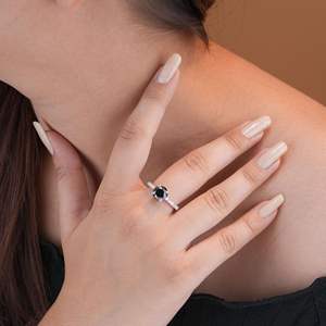 Bague en diamant noir et blanc à sertissage à griffes rondes avec accents pour femmes - Product Image 1