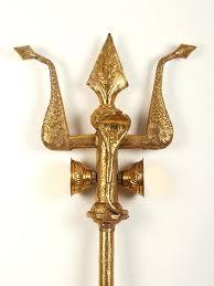 Trishul dorado Símbolo de poder y divinidad Tradicionalmente llevado como un arma divina, el Trishul encarna la fuerza - Product Image 3