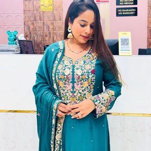 Femmes Designer Wear Pure Chinon Soie Lourde Broderie Séquence Travail Top et Sharara Avec Dupatta Party Wear Femmes Fashion Wear - Product Image 1