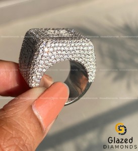 El anillo de Hip Hop de Plata de Ley 925 está completamente helado con diamantes cultivados en laboratorio que emanan un atractivo lujoso y deslumbrante - Product Image 5
