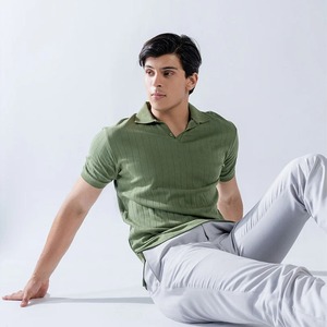 เสื้อยืดโปโลผู้ชายถักวาฟเฟิลสไตล์วินเทจเสื้อโปโลแขนสั้นผ้าฝ้ายสีพื้นโลโก้ที่กำหนดเอง - Product Image 3