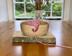 Le bol de fil tournant en bois Clovelly est un bol en bois fabriqué à la main avec un crochet tourbillonnant distinctif conçu pour tenir le fil tout en tricotant - Product Image 4