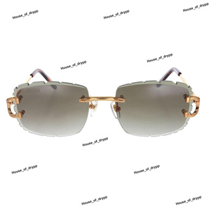 Lunettes de soleil élégantes avec des détails plaqués or et un dégradé gris, un mélange parfait de style et de luxe pour la protection solaire - Product Image 2