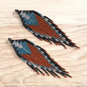 Pendientes de araña hechos a mano con cuentas de arroz de colores y borlas, joyería premium para mujeres y niñas de la India. - Product Image 1