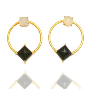 ต่างหูเงินแท้ 925 ชุบทอง ประดับด้วยหินคาลเซโดนีสีขาวธรรมชาติและหินโอนิกซ์สีดำ สำหรับงานแต่งงาน งานเลี้ยง หรือโอกาสพิเศษ สำหรับผู้หญิง - Product Image 2