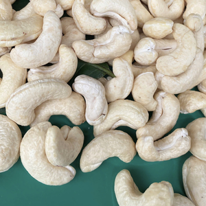 Anacardos de alta calidad estándar ISO W320 anacardos de origen Vietnam Santigo - Product Image 1