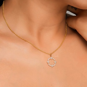 Pendentif à breloque en cristal naturel à quatre trèfles plaqué or rose Collier en or blanc 18 carats Cadeau de mariage de fiançailles Style classique - Product Image 1