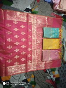 Banarasi Dupatta elegante con tejido floral dorado disponible en Negro, Rosa, verde y azul, perfecto para bodas y festivales - Product Image 4