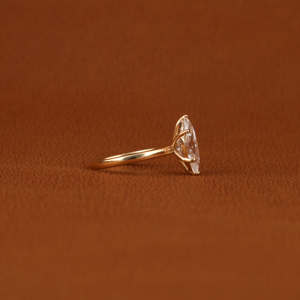 Bague de fiançailles et de mariage en or 14 carats, style classique tendance, diamant de laboratoire taille marquise, serti à griffes, certifié IGI - Product Image 5