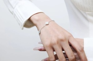 Beau bracelet à breloques en diamant cultivé en laboratoire Five Clover Cluster bijoux personnalisés excellente coupe cadeau incroyable pour les femmes - Product Image 5