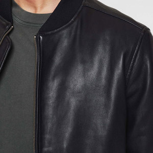 Chaqueta bomber clásica de piel sintética para hombre con cuello levantado y puños acanalados con forro suave - Product Image 5