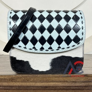 Nouveau sac à bandoulière en cuir repoussé à la main avec motif en cuir de vachette et damier noir et blanc sac à main à bandoulière de style occidental pour femmes - Product Image 1