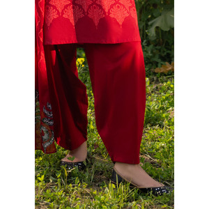 Ensemble 3 pièces brodé et imprimé en mousseline respirante avec dupatta CL-62206 – Broderie décorative chic - Product Image 1