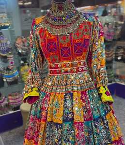 Robe traditionnelle afghane vintage pour femme en lin et satin, confortable, brodée, ornée de paillettes, de volants et de perles, taille naturelle, écologique, coupe boule - Product Image 3