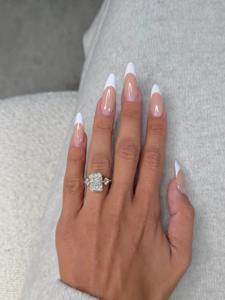 Anillo de Diamantes de Corte Radiante de 6.00 Quilates con Tres Piedras, Piedras Laterales de Corte Cometa, Doble Púa, Oro Amarillo de 18K, Certificado IGI, Anillo de Compromiso - Product Image 5