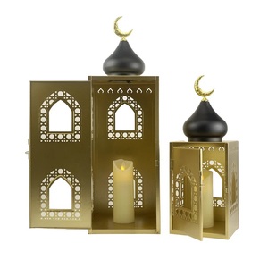 Elegante Juego de Faroles de Ramadán de Metal Dorado y Negro con Diseño de Media Luna y Arco Intrincado para Decoración Festiva del Hogar - Product Image 3