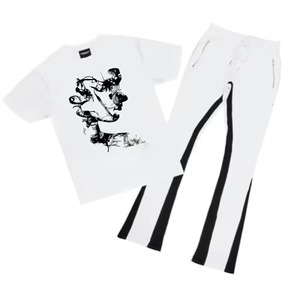 Camiseta deportiva para trotar con cuello redondo y pantalón acampanado apilado Conjunto de chándal unisex con logotipo personalizado de hip hop callejero - Product Image 3