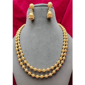 Collar de calidad superior con aspecto chapado en oro de estilo elegante con pendientes para mujer, joyería de diseñador para colección de ropa de boda - Product Image 1