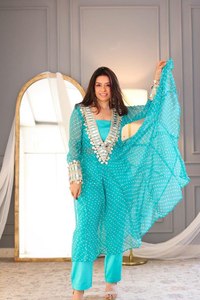 Costume Salwar trois pièces en soie Georgette imprimé Bandhani à motif unique, avec de vrais travaux de broderie, motif ample, pour les fêtes d'hiver - Product Image 2