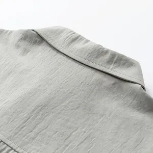 เสื้อเชิ้ตยีนส์แขนสั้นสีฟ้าอ่อนสำหรับผู้ชาย สไตล์ลำลอง มีกระเป๋าหน้าสองข้าง สไตล์สตรีท แนวมหาวิทยาลัย ให้ความรู้สึกแบบวัยรุ่น - Product Image 3