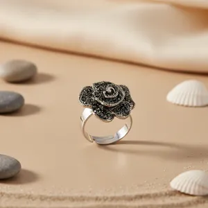 Anillo de cóctel con flor plateada y piedras de ónix negro para mujer, anillo ajustable vintage, joyería de uso diario - Product Image 1
