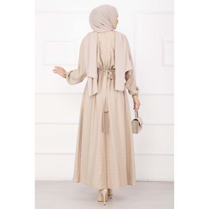 Robe hijab avec broche dorée et détails à la taille, ornée de pierres naturelles, style élégant et féminin - Product Image 4