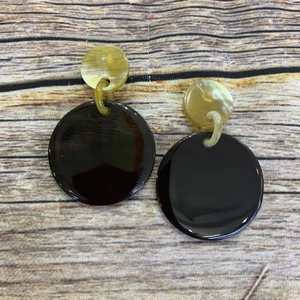 Boucles d'oreilles en corne de buffle 100 % artisanales de qualité supérieure, durables, imitation antique, design rond, pour la décoration intérieure et les cadeaux d'affaires - Product Image 6