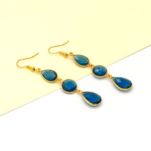 Boucles d'oreilles pendantes bohèmes en topaze bleue de Londres en forme de fleur pour mariage |   Bijoux faits à la main en laiton plaqué or 18 carats sertis dans un cadre - Product Image 4